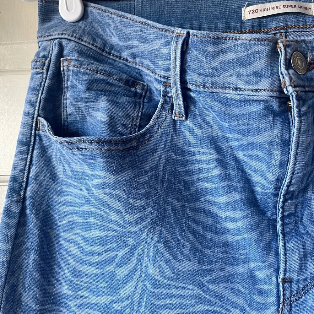 Levi’s High Rise Super Skinny Animal Print Jeans 32” Waist - Picture 2 of 4